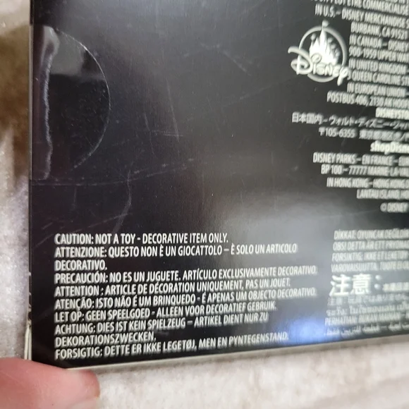 2/$25 Hocus Pocus Keys Collector Set of 2 Disney Store Collection Movie NEW - Picture 7 of 9